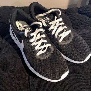 Woman’s Nike Tanjun Black/White Shoes DJ6257-004 - Size 7.5 Woman’s